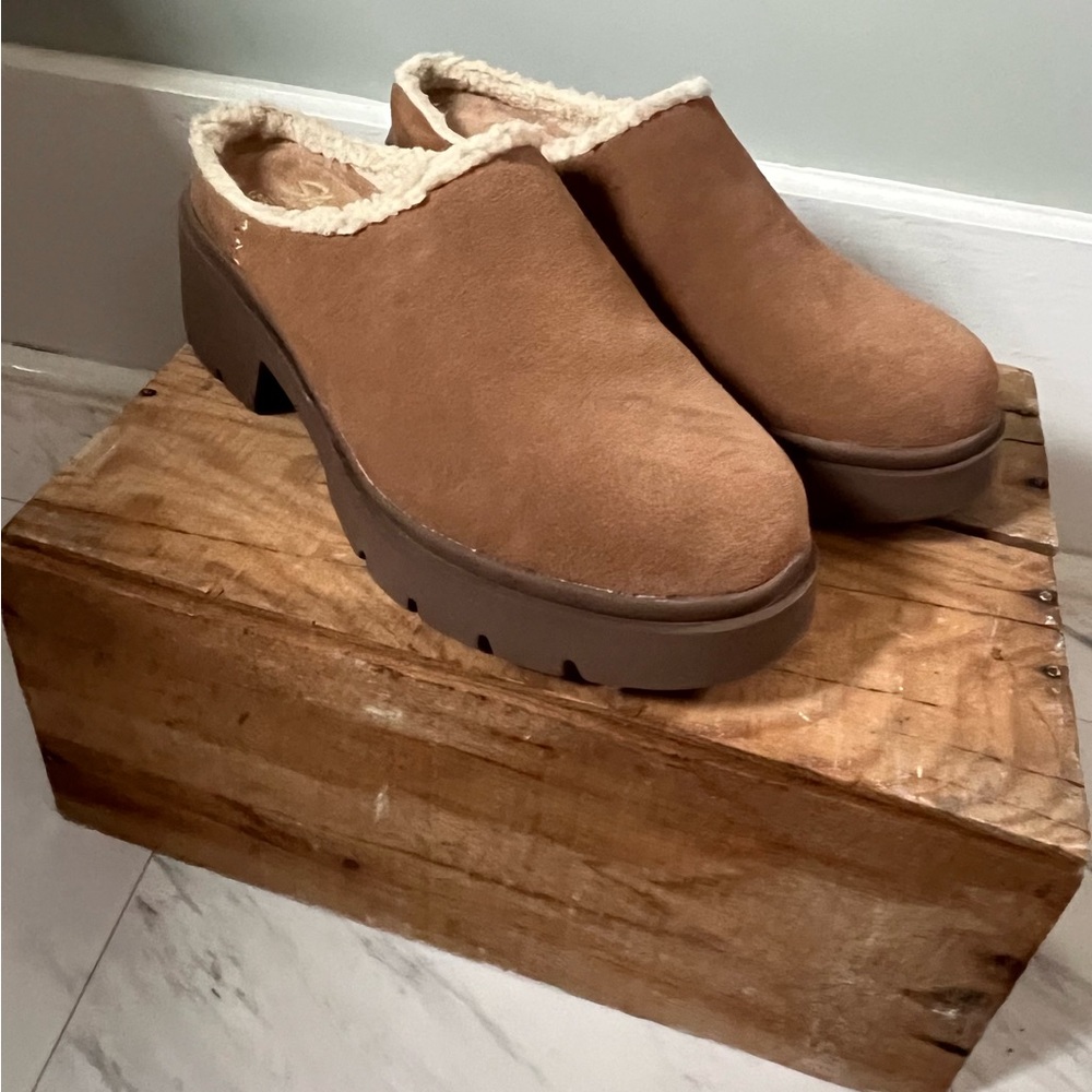 Skechers Tan Fleece-Lined Clogs